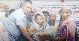 বোনারপাড়ায় ভিজিএফের চাল বিতরণ বোনারপাড়ায় ভিজিএফের চাল বিতরণ